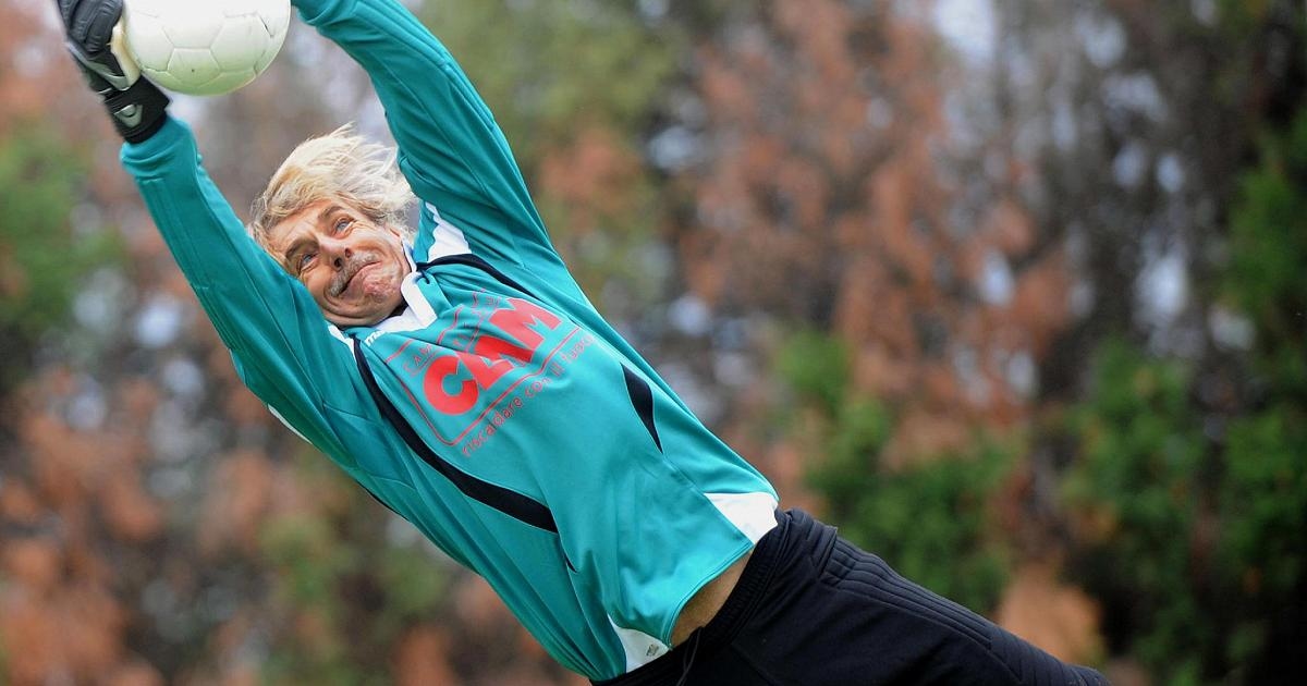 Arzt und Fußballer: Mit 83 Jahren kehrt er ins Tor zurück.