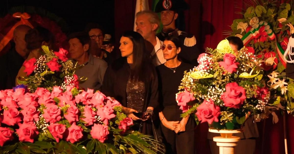 Vrienden en bekende gezichten, het collectieve eerbetoon aan Pippo in de uitvaartkapel van het Teatro delle Vittorie