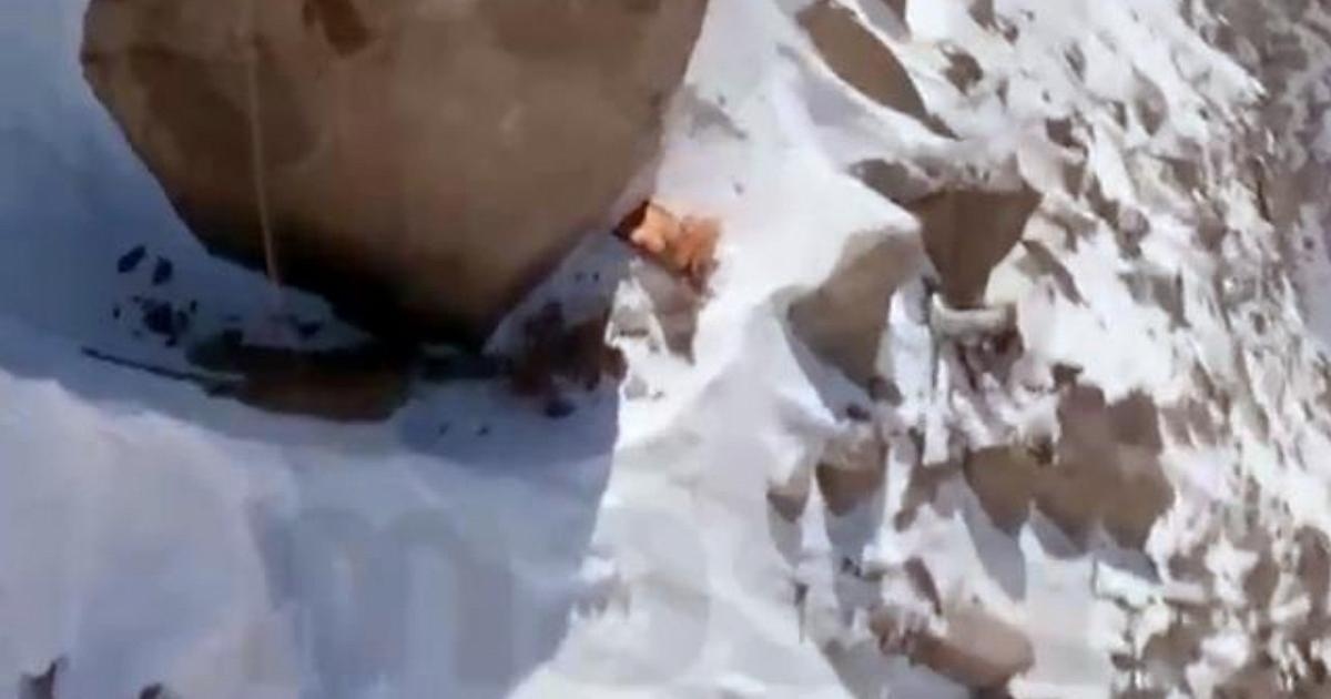 Russische bergbeklimmer vast op Pik Pobeda: video toont haar tent gescheurd op 7.000 meter