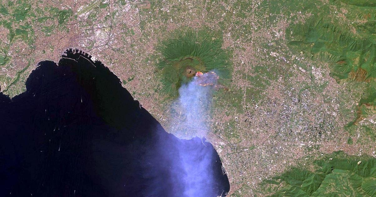 De Vesuvius brandt, het vuurfront is nu 3 km lang: leger en burgerbescherming arriveren