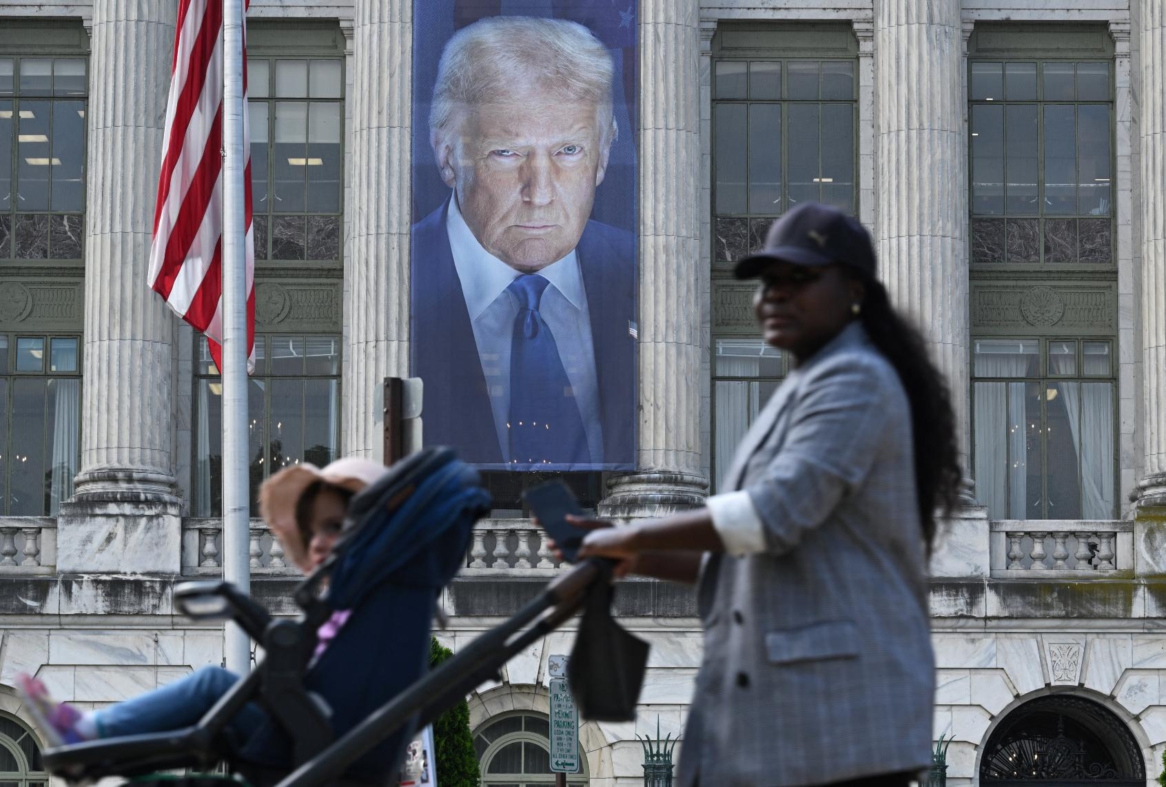 Tra i tagli profondi, l'USDA ha speso migliaia di dollari per striscioni Trump alti 31 piedi