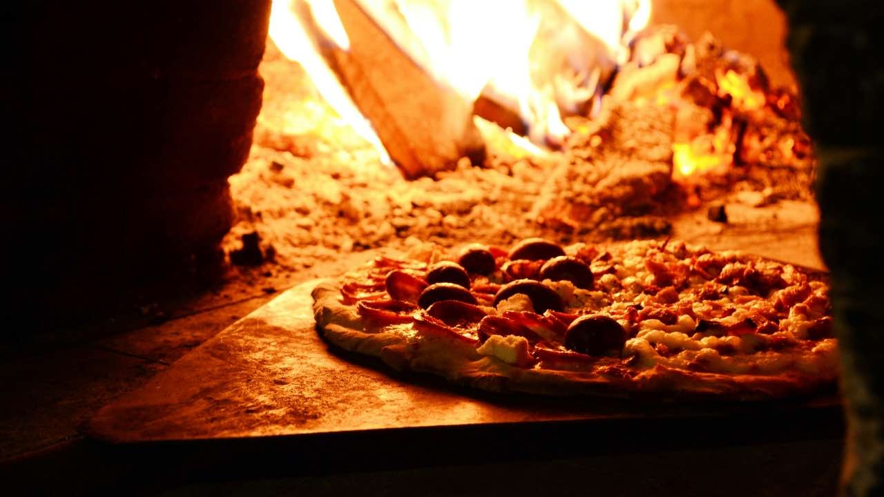 Breaking News: Stamp Duty Also Introduced on Pizza | €4 to be paid directly at the pizzeria: “Pay or eat unleavened bread”