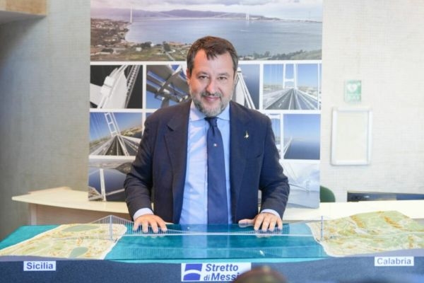 Salvini: "Messina Boğazı Köprüsü mafyaya karşı büyük bir operasyon olabilir."