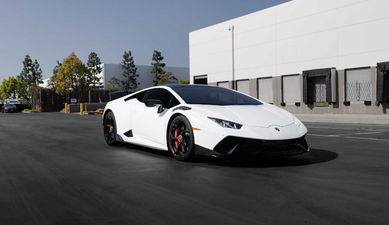 AUTO'S: Lamborghini voor € 1.350,- inclusief autoverzekering en wegenbelasting | Nee, het is geen droom: het kan overal op Sicilië.