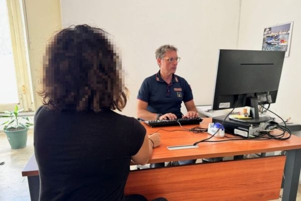 Man gearresteerd in Catania voor het in brand steken van het huis van zijn vrouw na haar te hebben bedreigd
