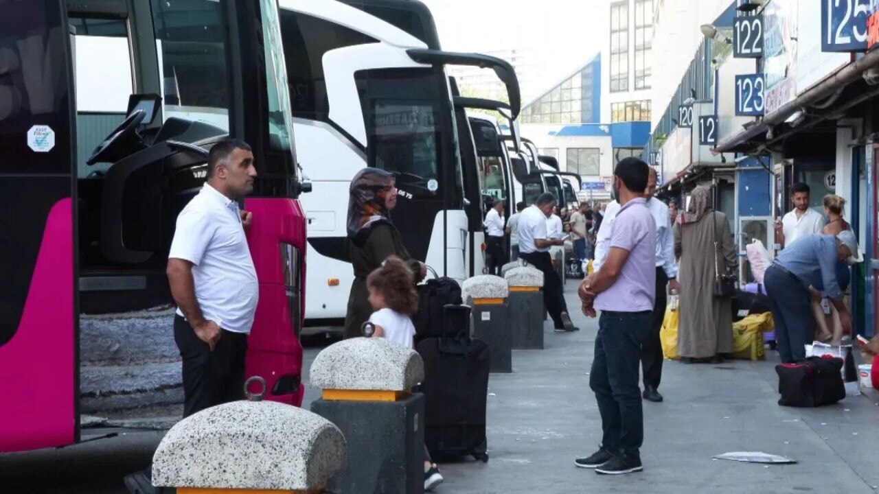Multidões de volta às aulas nos terminais de ônibus de Istambul