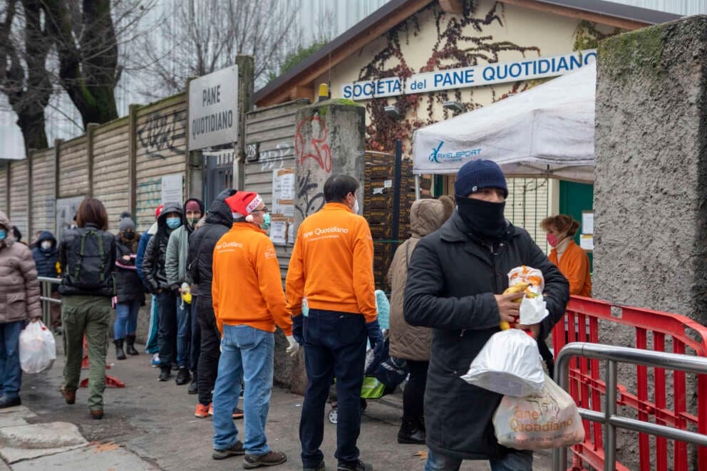 In Italia quasi 6 milioni di persone in povertà alimentare, crescono gli “invisibili: ActionAid smonta le favole di Meloni