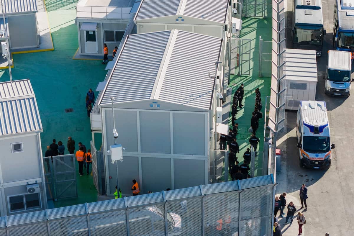 Migranti in Albania, la Corte di Giustizia Ue smentisce il governo Meloni: “Sui Paesi sicuri valutano i giudici”