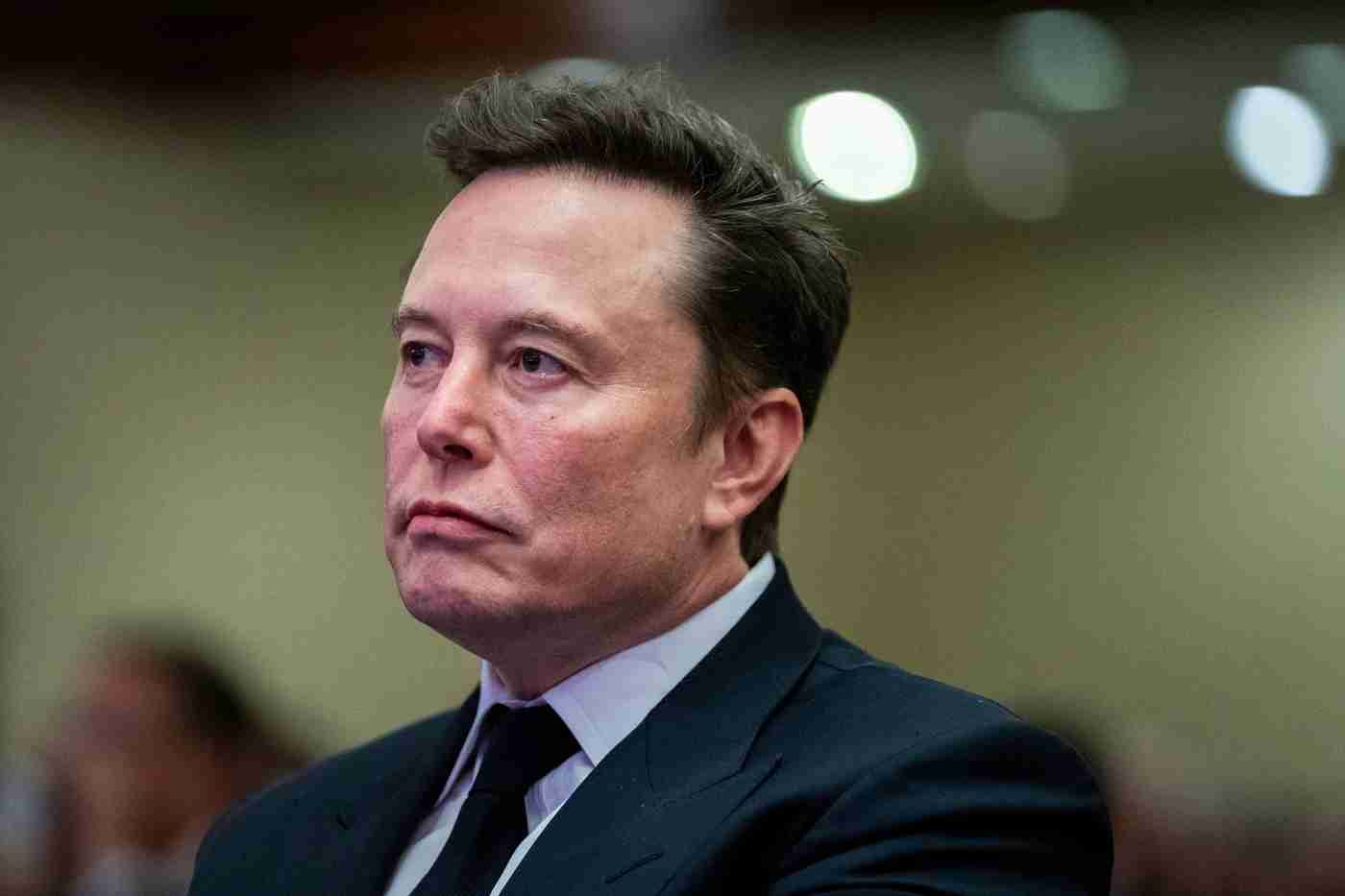 Musk en zijn imperium onder druk, een massale exodus van leidinggevenden, burn-outs en de politieke rol van Elon Musk wegen zwaar.