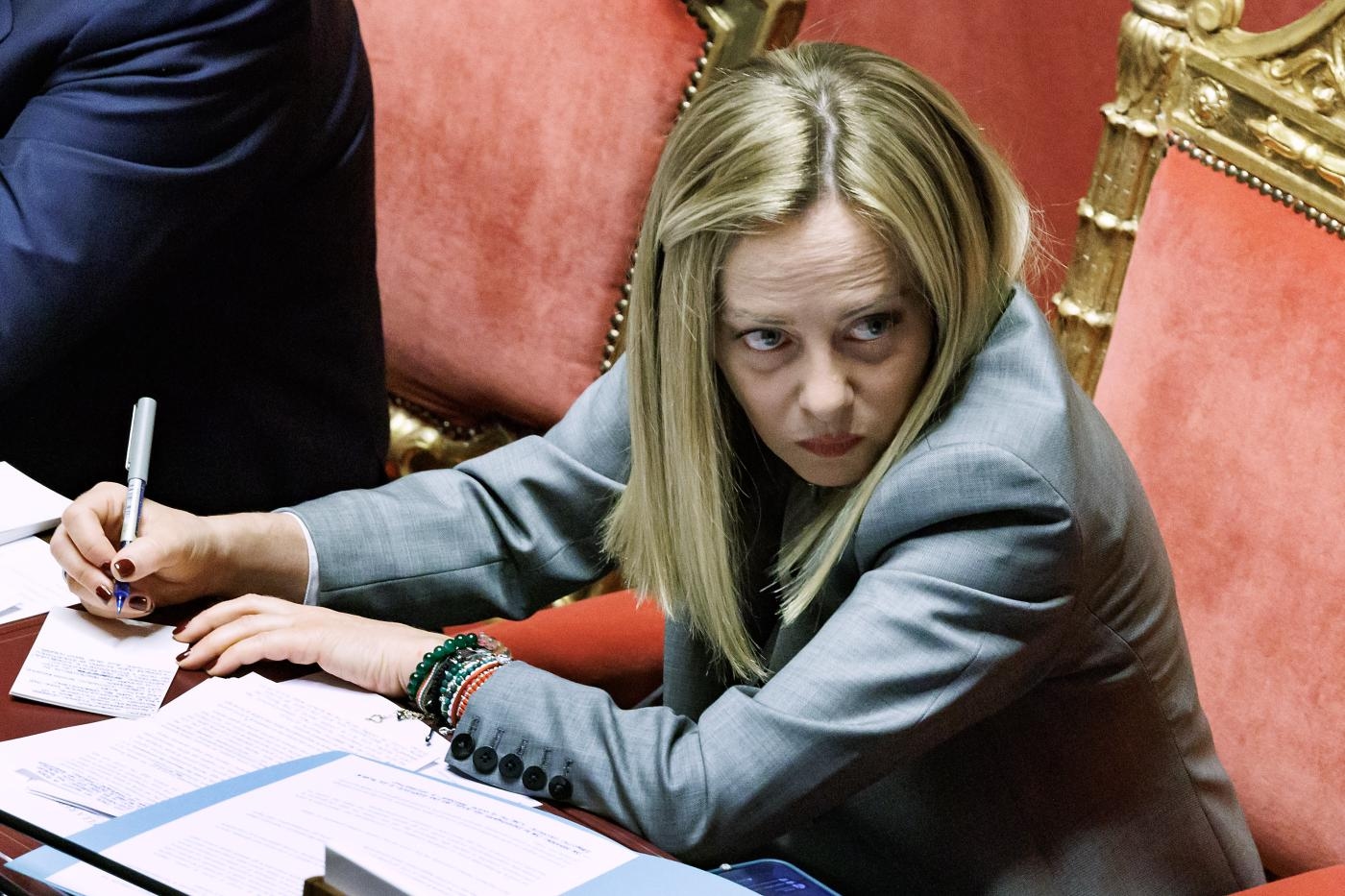 Parliament increasingly a paper pusher: between decrees and votes of confidence, the Chambers are reduced to a formal body