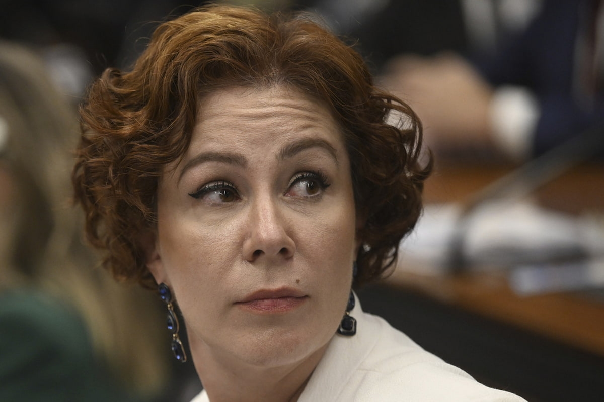 Chi è Carla Zambelli, deputata brasiliana scappata in Italia per sfuggire a condanna ed estradizione: è ricercata dall’Interpol