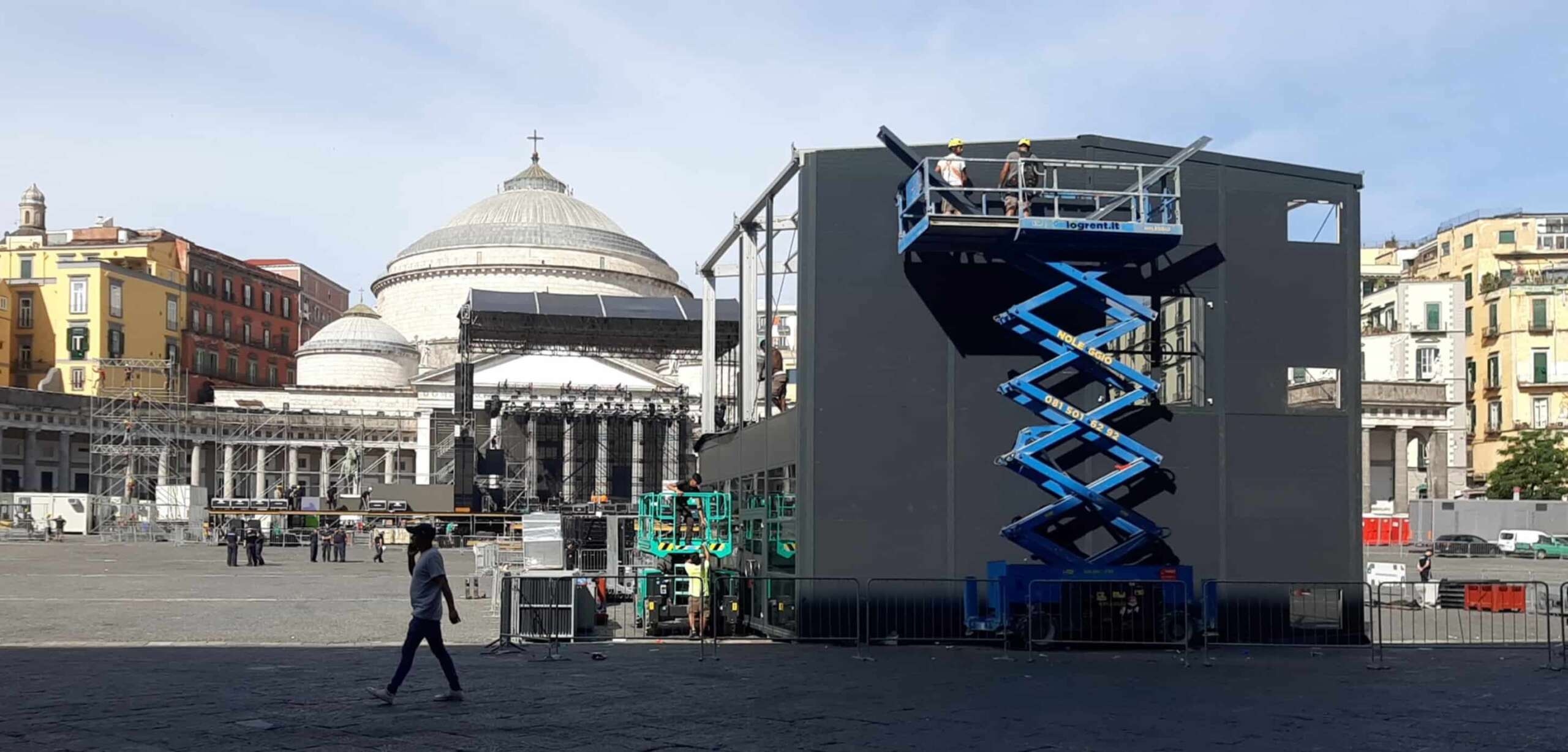 È iniziata l’occupazione di piazza del Plebiscito a Napoli: residenti in ostaggio dei concerti