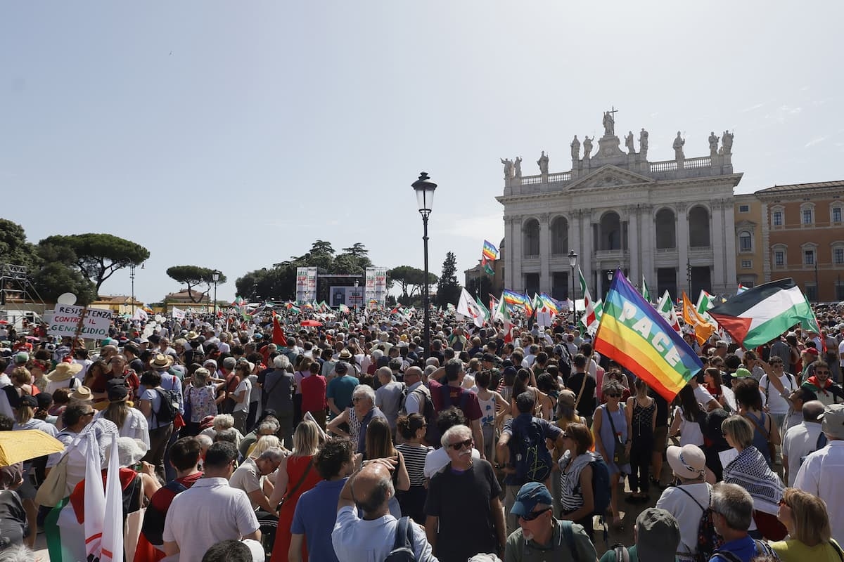 La piazza per Gaza di Roma, in 300mila rispondono all’appello di Pd, M5S e AVS: “Stop pulizia etnica”