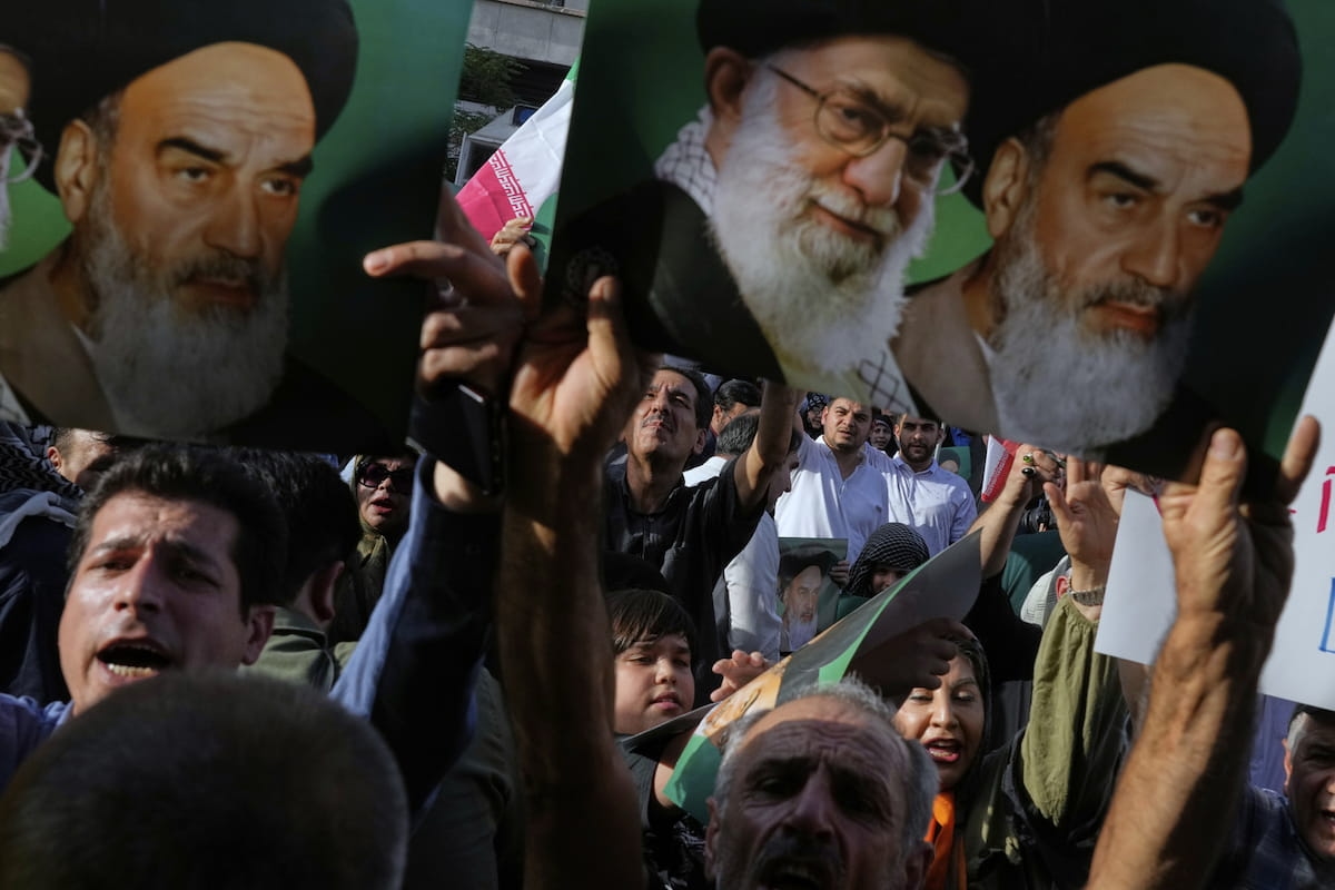 Trump fa retromarcia e apre al “regime change” a Teheran: Israele continua i raid contro l’Iran