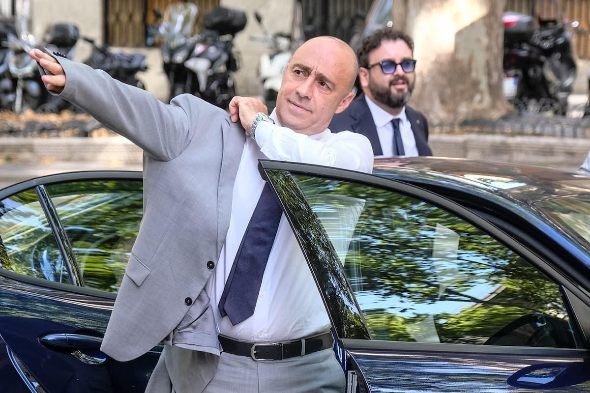De burgemeester van Taranto, Bitetti, die twee maanden geleden werd verkozen, treedt af vanwege "politieke ongeschiktheid" na protesten over de voormalige Ilva-staalfabriek.