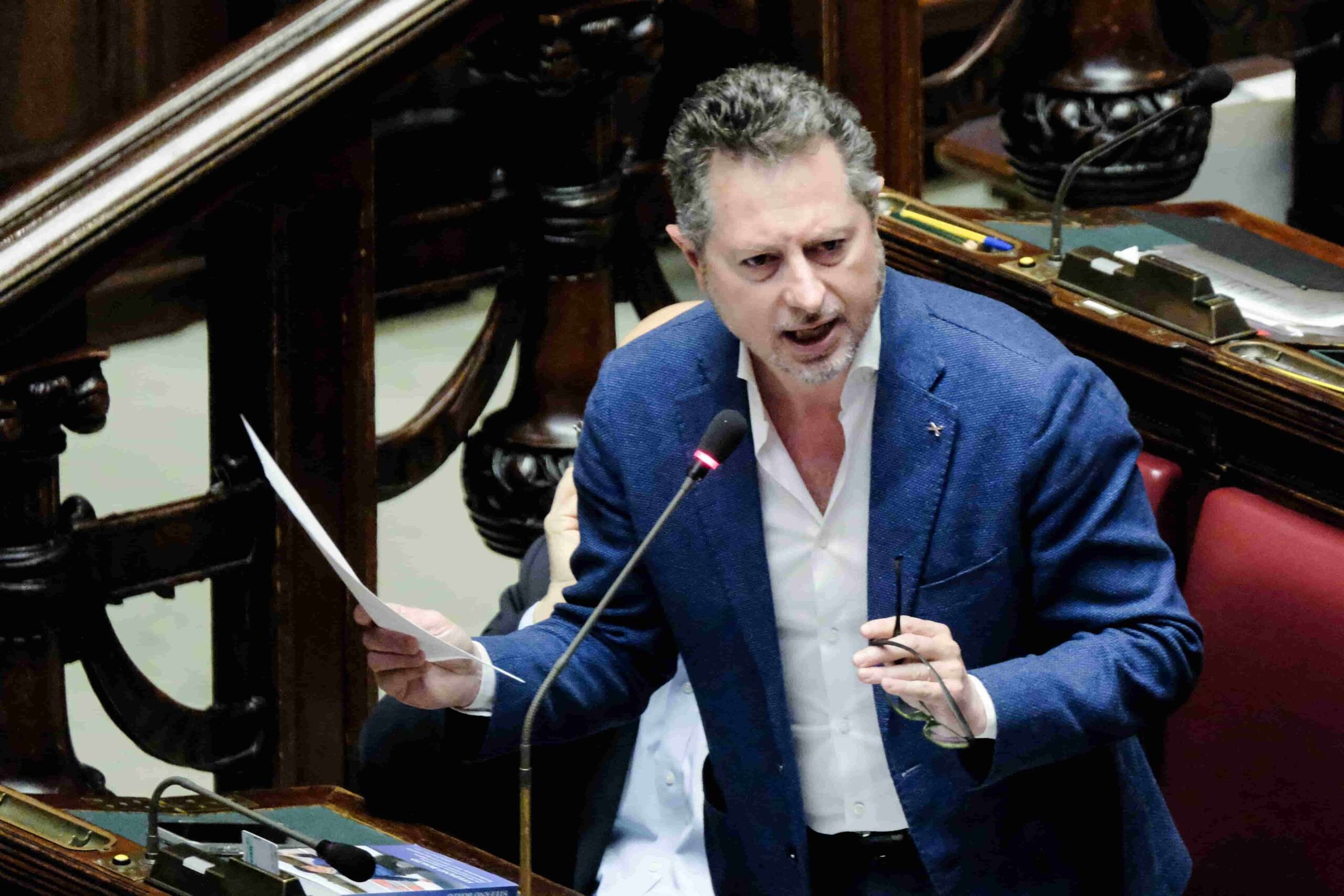 Borrelli wordt badmeester, terwijl de parlementslid zwemmers naar Mappatella Beach verplaatst.