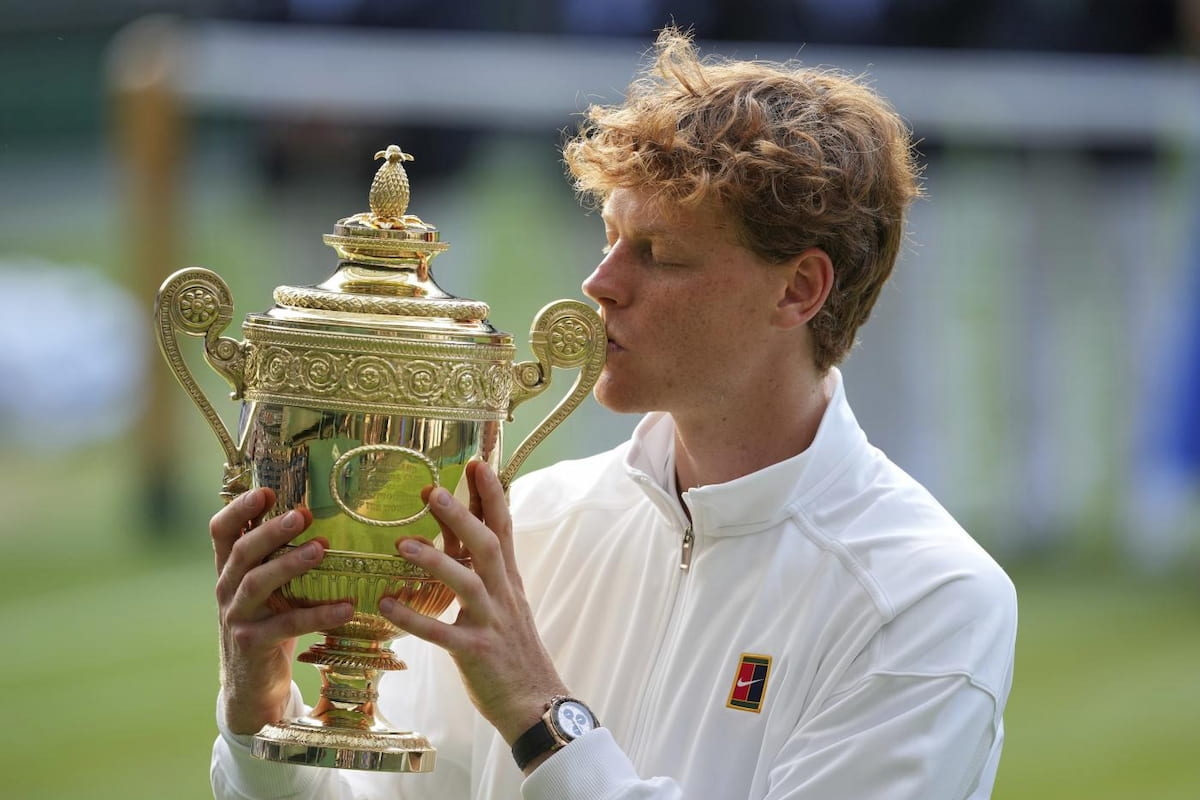 Sinner campione a Wimbledon, ma l’Italia delle istituzioni è assente: i desaparecidos del governo Meloni e l’autogol di Abodi