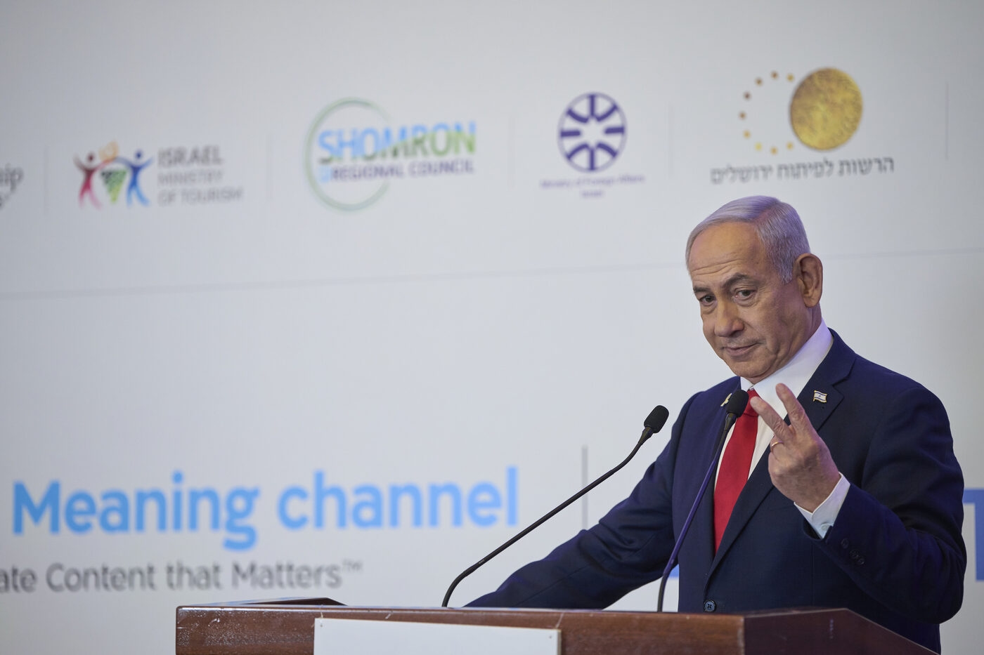 Israël komt in opstand tegen Netanyahu, waarbij oud-premier Barak oproept tot een opstand: "Bibi creëert een dictatuur."