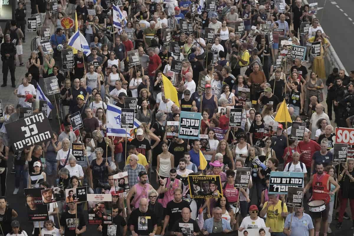 İsrail'de yolların kapatıldığı, lastiklerin yakıldığı protesto günü: "Netanyahu hükümeti kurtarmak için rehineleri feda ediyor."