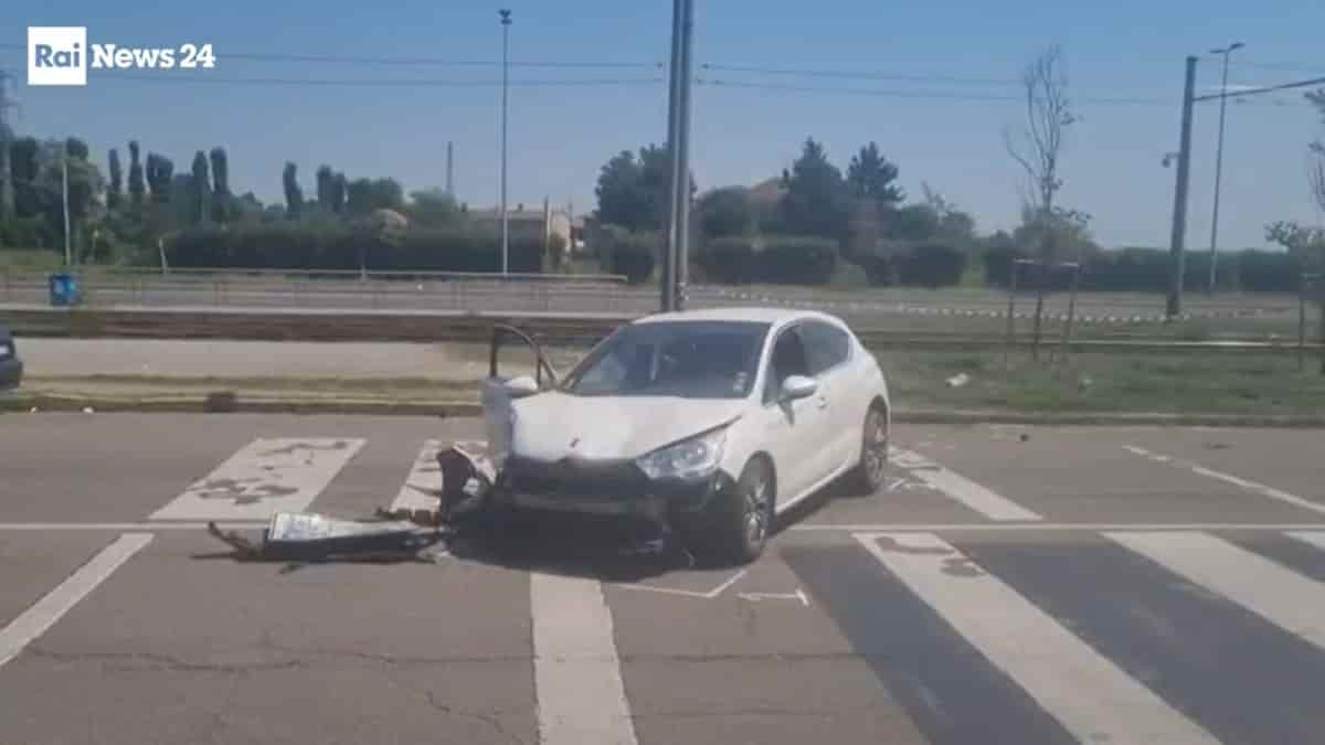 Een vrouw werd aangereden en gedood door een gestolen auto. Vier kinderen die te voet vluchtten, werden gearresteerd: "Ze zijn allemaal jonger dan 14."