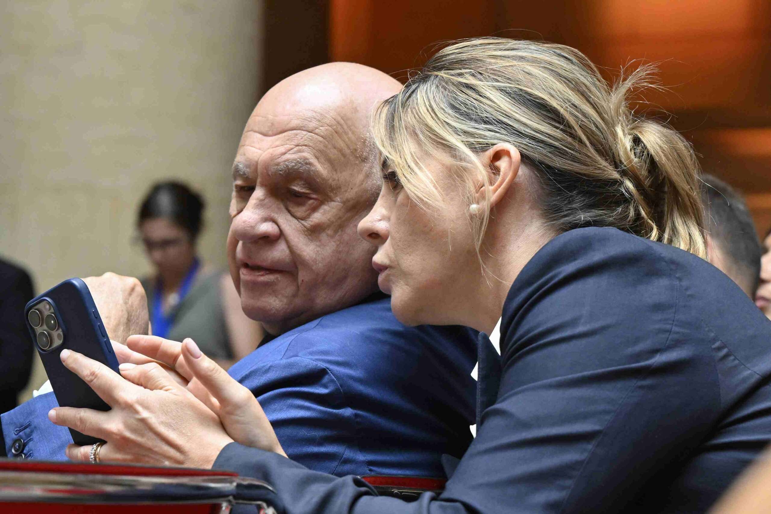Omdat Bartolozzi, stafchef bij het ministerie van Justitie van Nordio, ook gevaar loopt in de zaak Almasri.