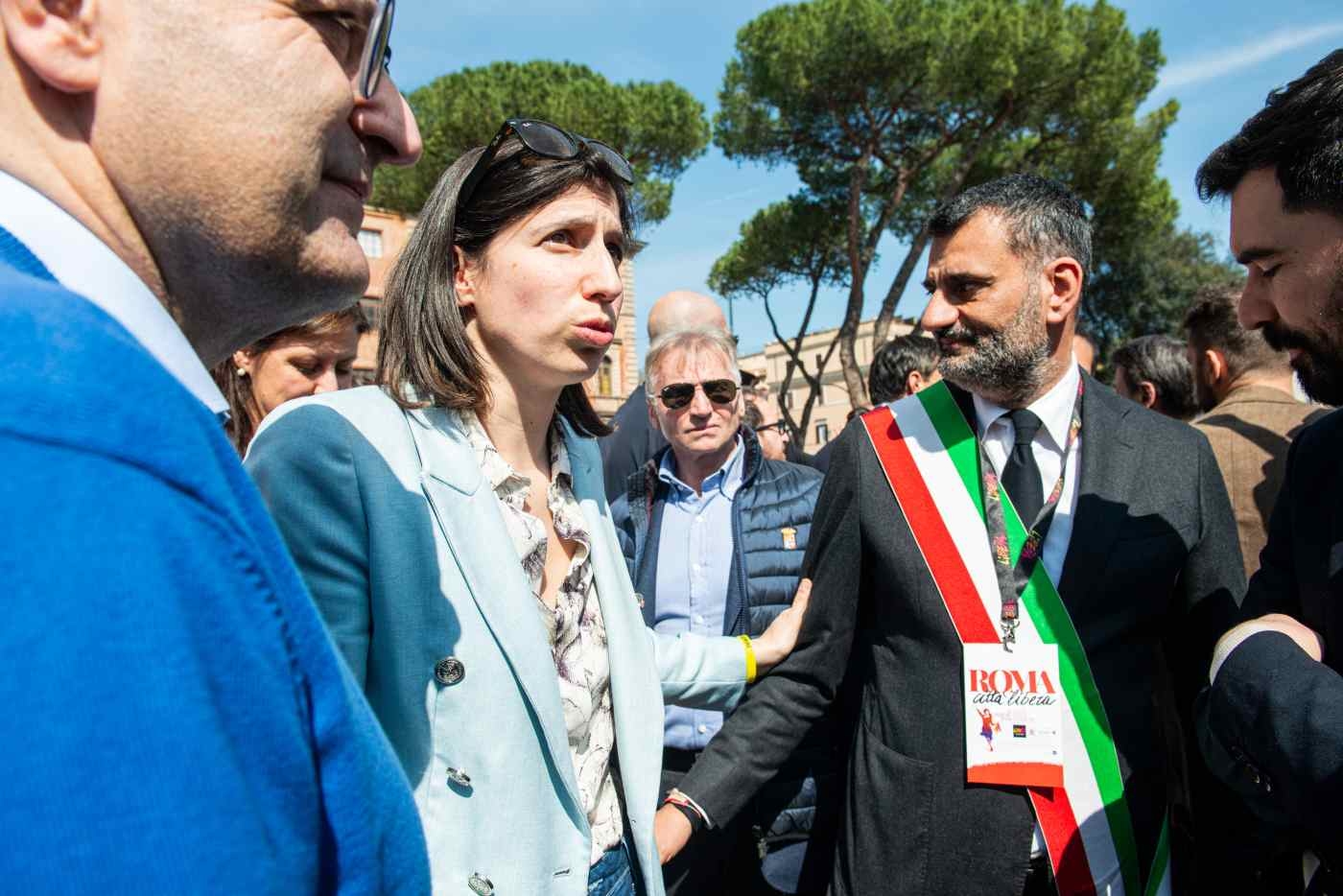 Le chaos règne au Parti démocrate : Schlein rêve d'un triplé aux élections régionales, tandis que dans Forza Italia, Marina Berlusconi fait trembler Tajani.