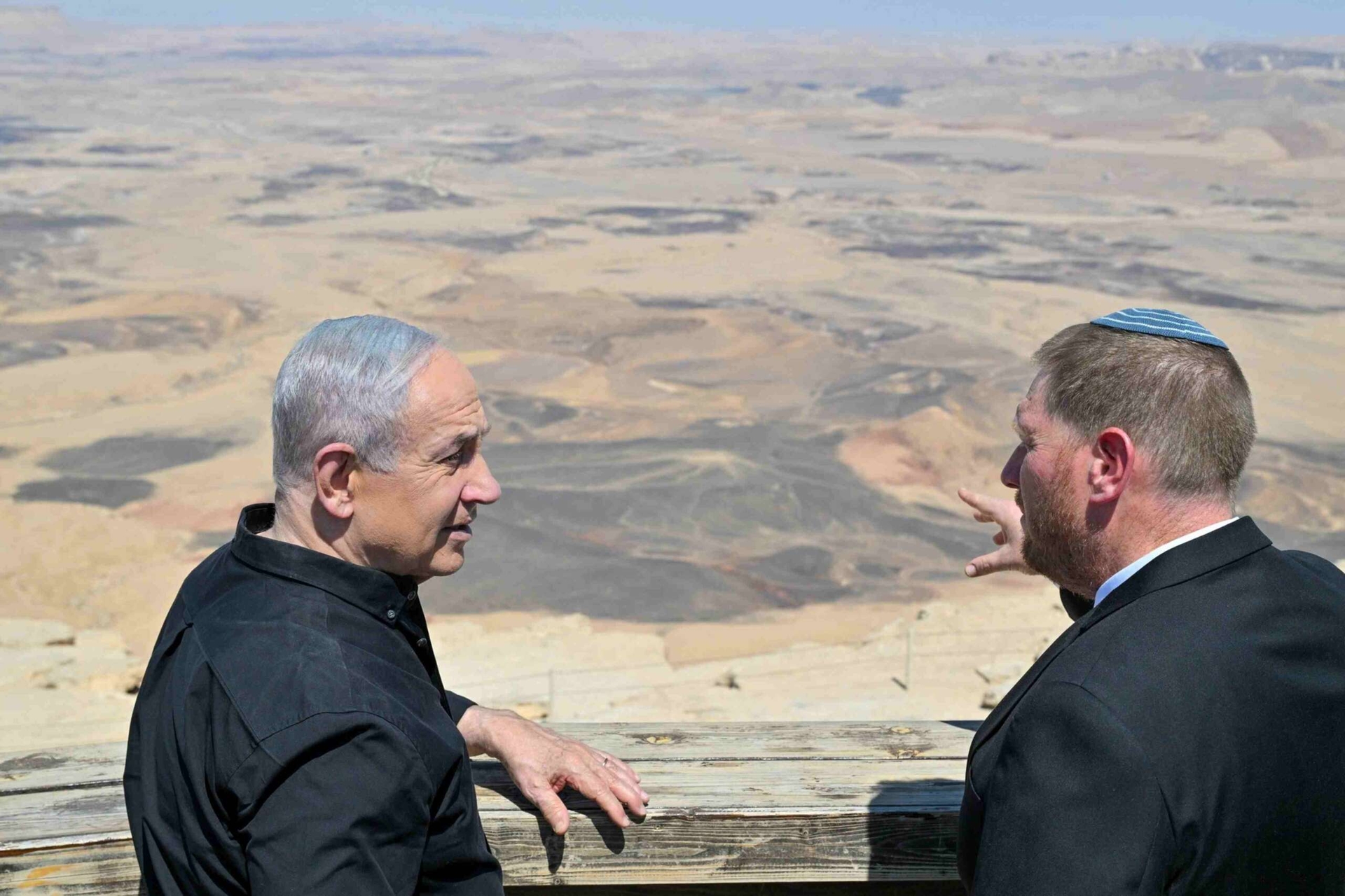 Netanyahu ontslaat degenen die zich verzetten tegen de bezetting van Gaza, en Zamir, de Israëlische stafchef, wordt ontslagen.