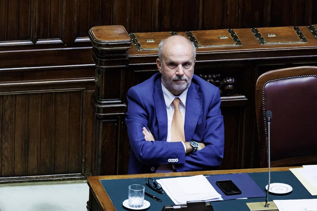 Schillaci löst das Impfkomitee auf, die Rechte spaltet sich: Der Minister wird nur von Forza Italia verteidigt, während die Lega angreift.