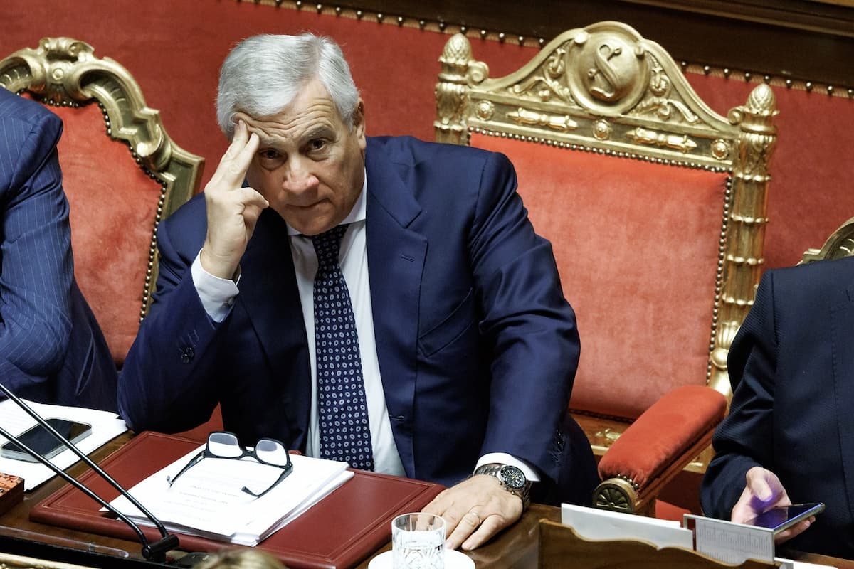 "Tajani, Israëls invloedrijke man", ontstaat er een vechtpartij in de Kamer met de Vijfsterrenbeweging.