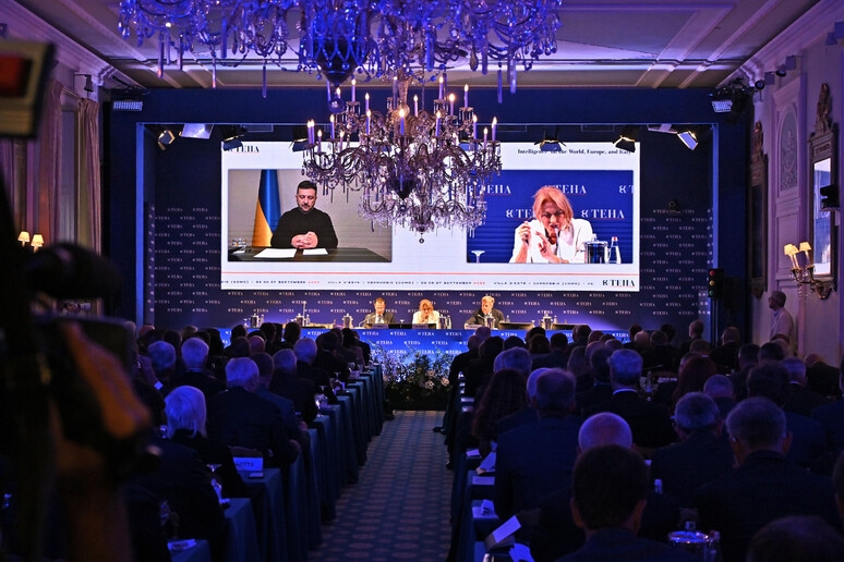 Selenskyj fordert westliche Truppen in der Ukraine, Moskau friert Europa ein und Meloni setzt auf Macrons Abgang.