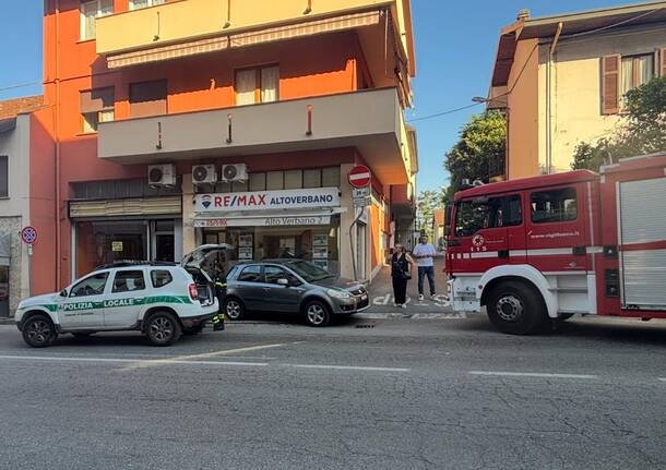 Besozzo - “Ho visto la macchina muoversi, mi sono lanciata per aprirla e tirare il freno a mano, ma era chiusa“. Parla una testimone dell’incidente di Besozzo -  - Varese News