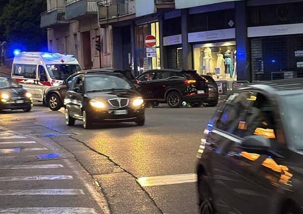 Varese - Varese'deki Via Piave'de iki araçlık kaza: Üç genç karıştı - - Varese Haberleri