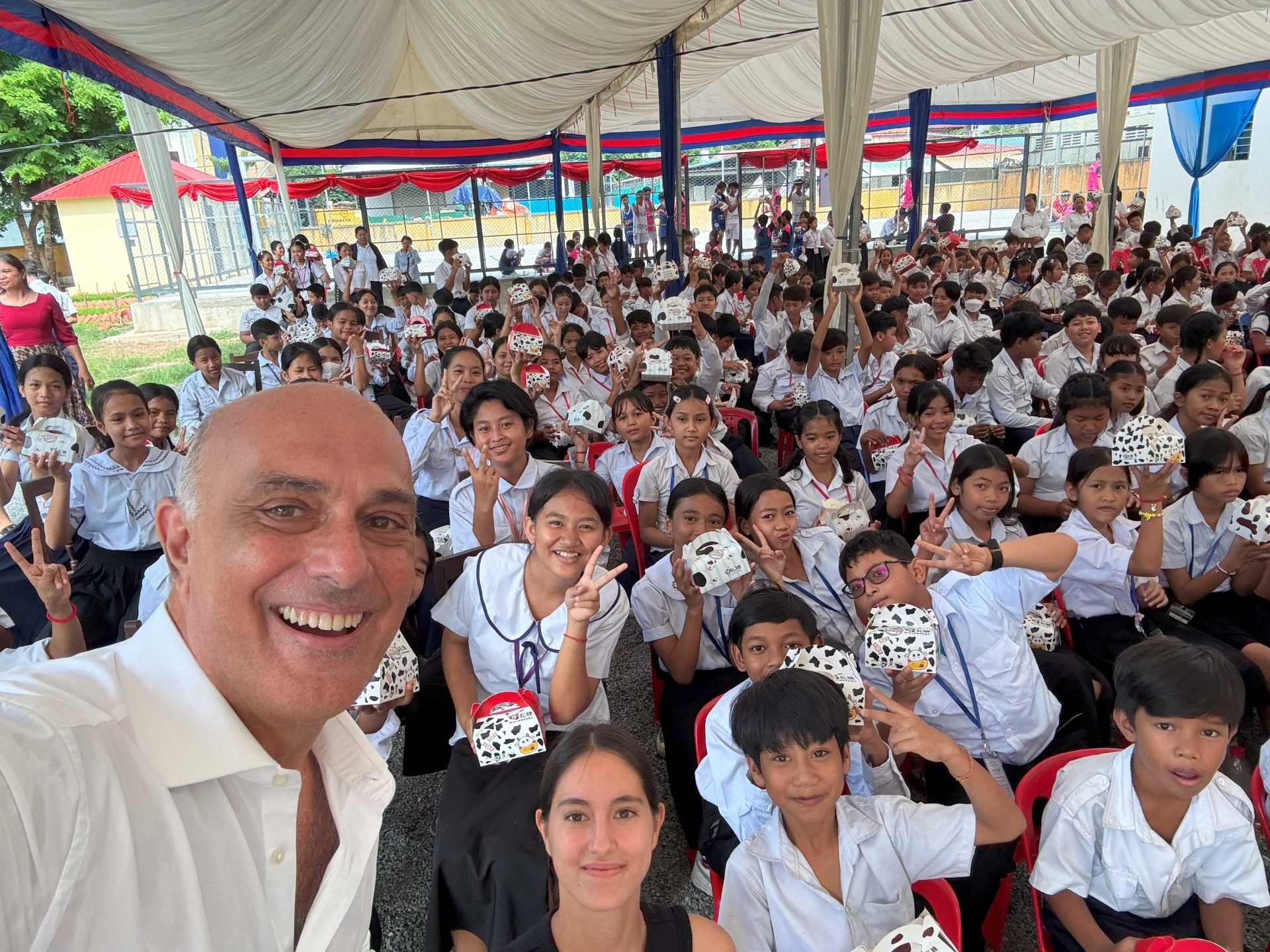 “A Escola dos Sonhos”, no Camboja, o desporto e a arte moldam o futuro de centenas de crianças
