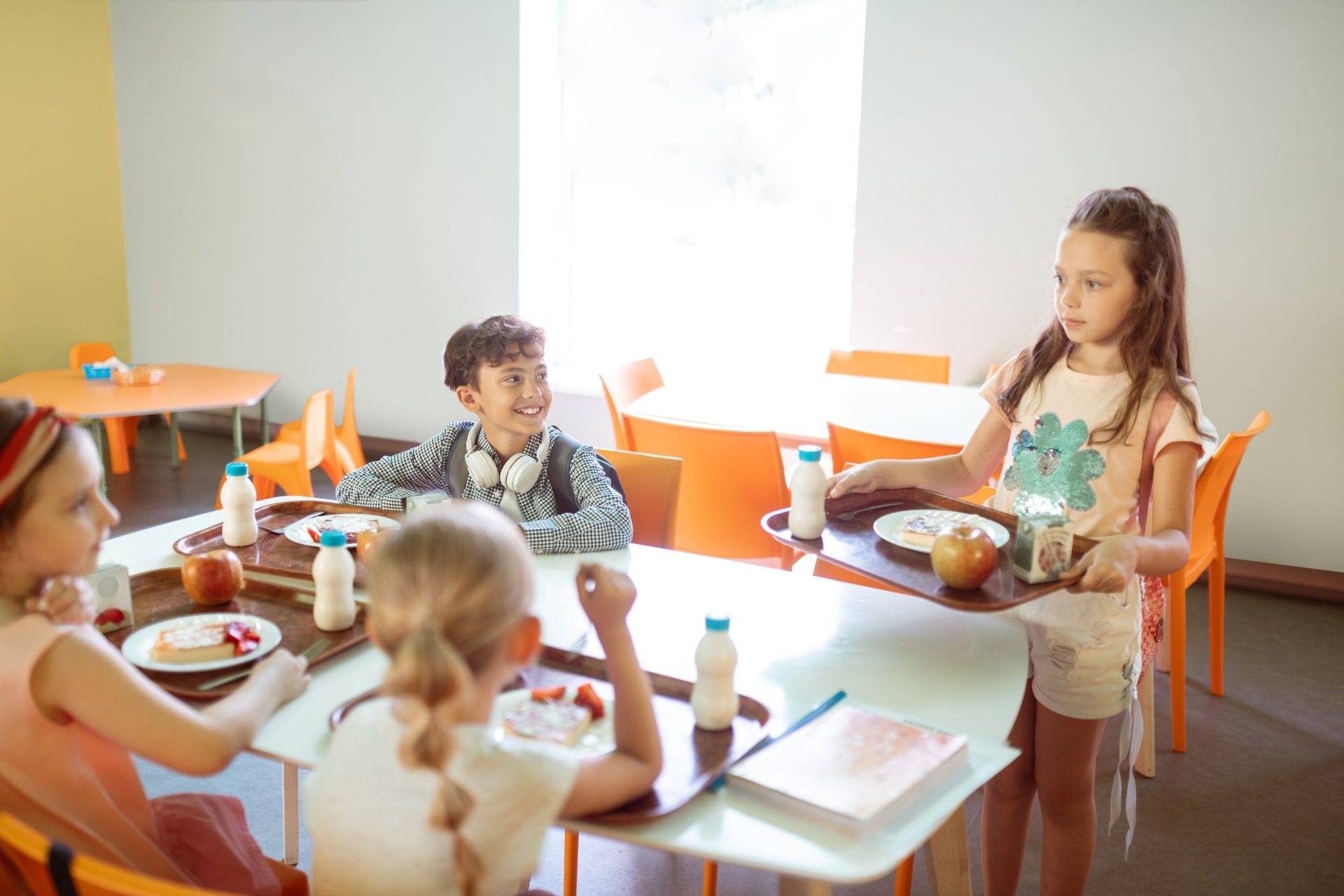 Doença celíaca nas escolas: 34.000 alunos no refeitório, enfrentando direitos e desafios.