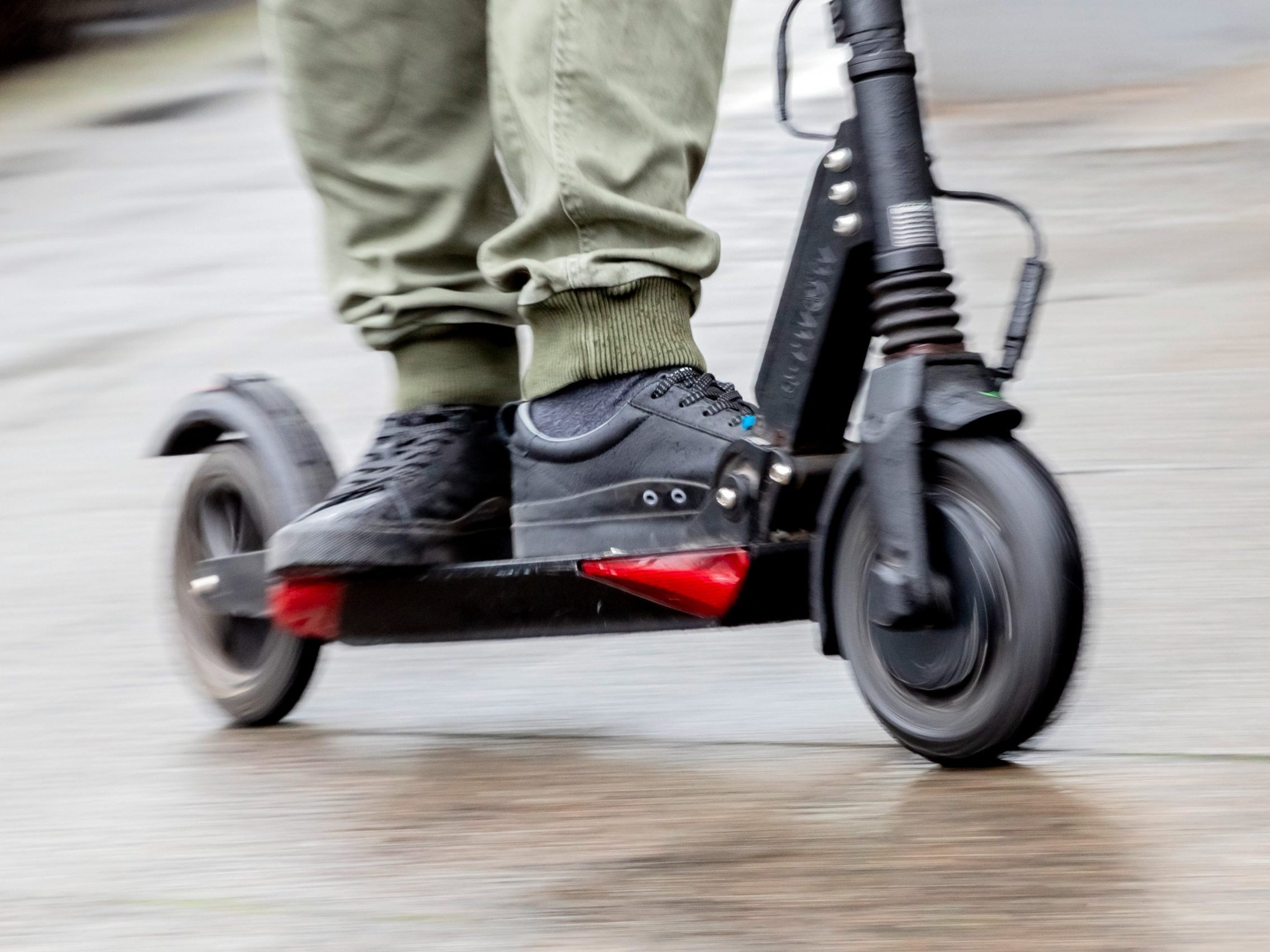 Robber on E-Scooter Snatched Necklace from 32-Year-Old in Vienna-Favoriten