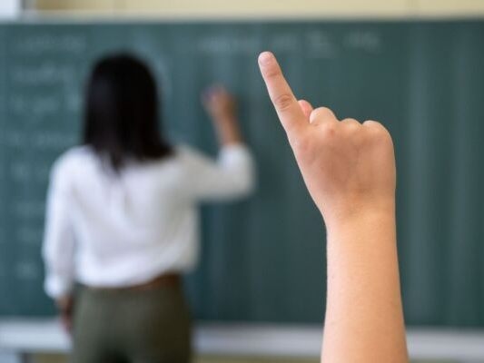 Eğitim yetkililerinin öğretmen bulma konusunda daha az sorunu var