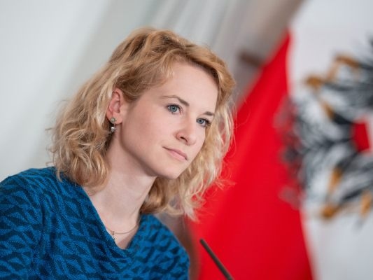 Хольцляйтнер хочет получить «солидарную поддержку» от выпускников медицинских вузов