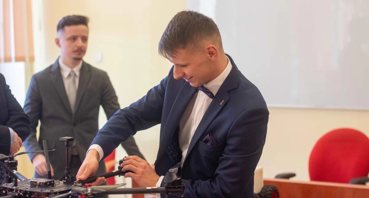 Los ingenieros recién graduados hablan sobre su trabajo y sus pasiones.