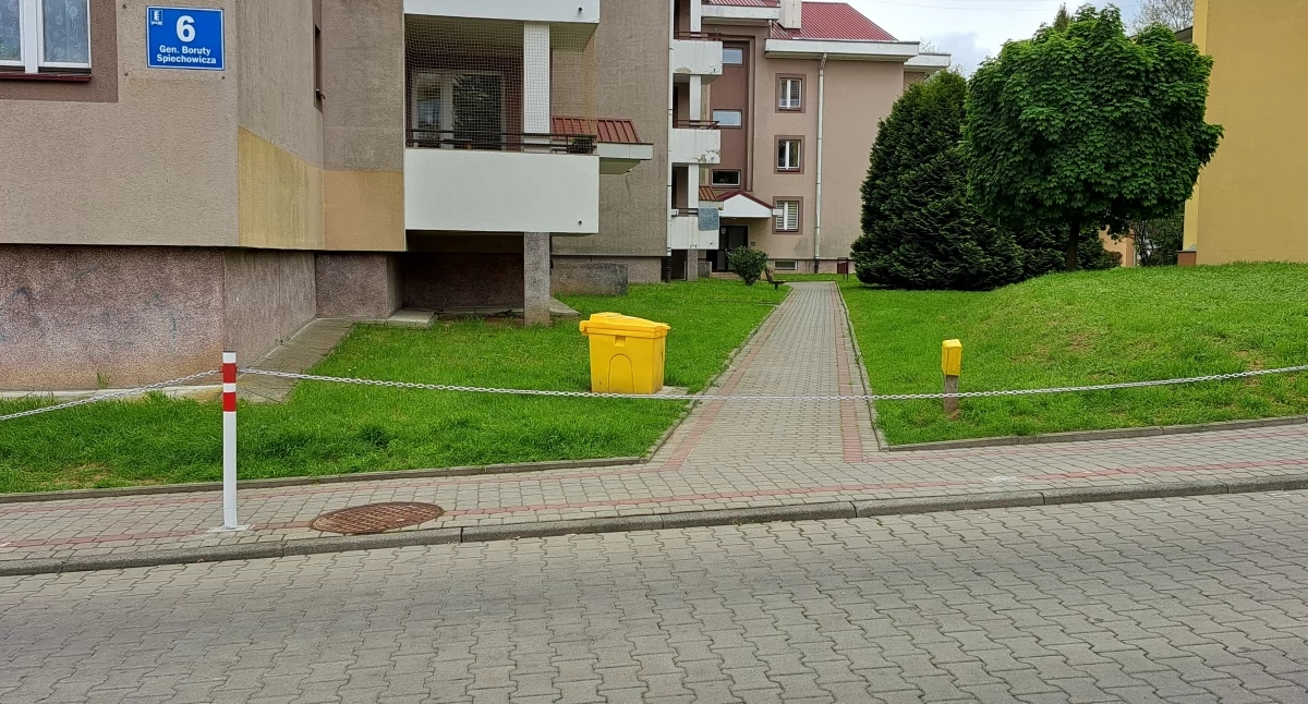 Um absurdo conjunto habitacional em Kazanów? Cooperativa habitacional responde a reclamação de morador [FOTOS]