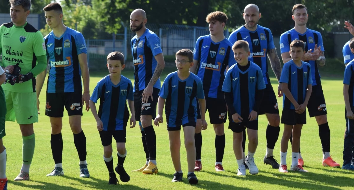 JKS venceu em Krosno! Poderia ter havido euforia, mas ainda há raiva. O campeão da tabela verde – com a promoção para a terceira divisão – será o Sokół Kolbuszowa Dolna.