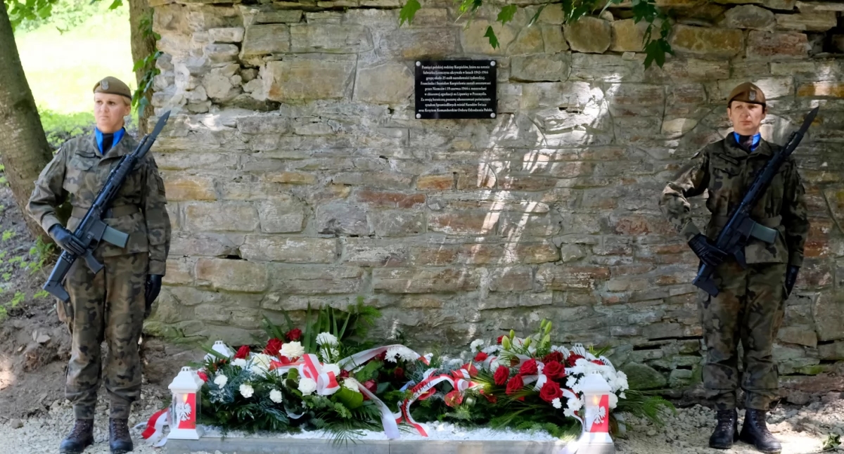 Ze geven om de herinnering. Patriottische ceremonie ter ere van Franciszka en Stanisław Kurpiel [FOTO'S]