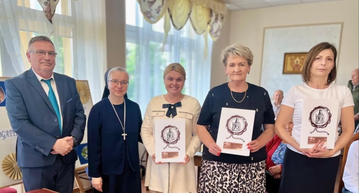 Venerdì intergenerazionali al DPS. Gli studenti della scuola primaria di Krasiczyn visitano gli anziani da 10 anni [GALLERIA]