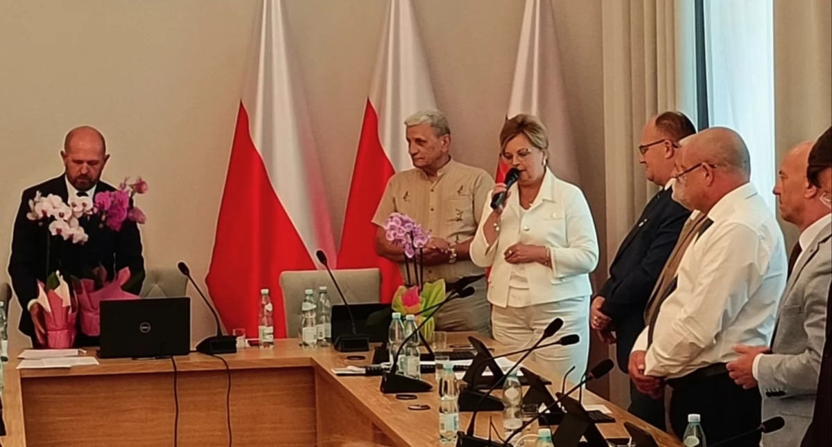 I consiglieri della contea votano all'unanimità la fiducia e il licenziamento