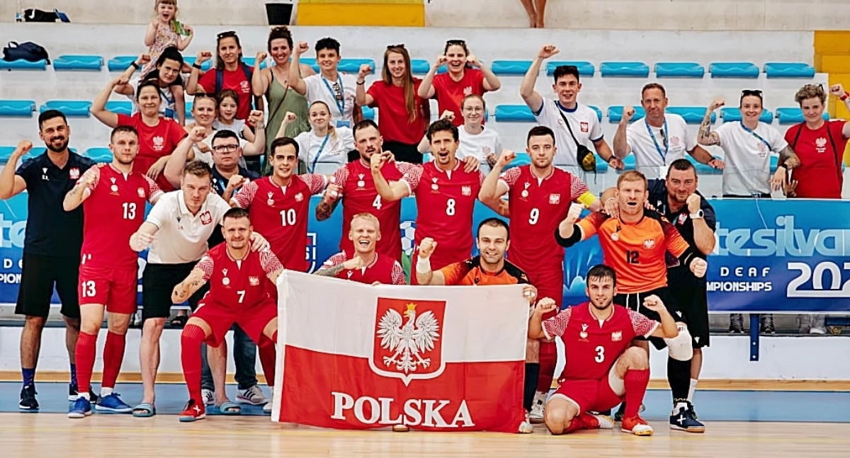 Originario di Przemyśl, è un giocatore della nazionale polacca. Ha brillato durante la Coppa del Mondo.