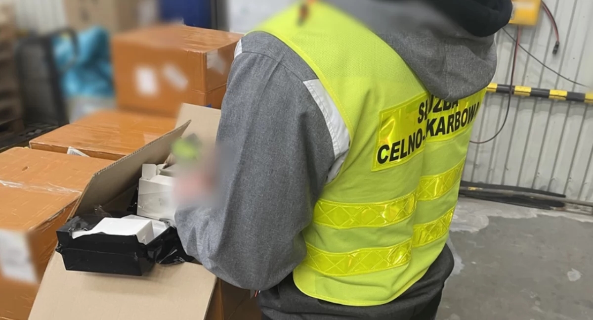 Mercancías ilegales descubiertas durante la inspección de un envío en una planta de clasificación en Podkarpacie