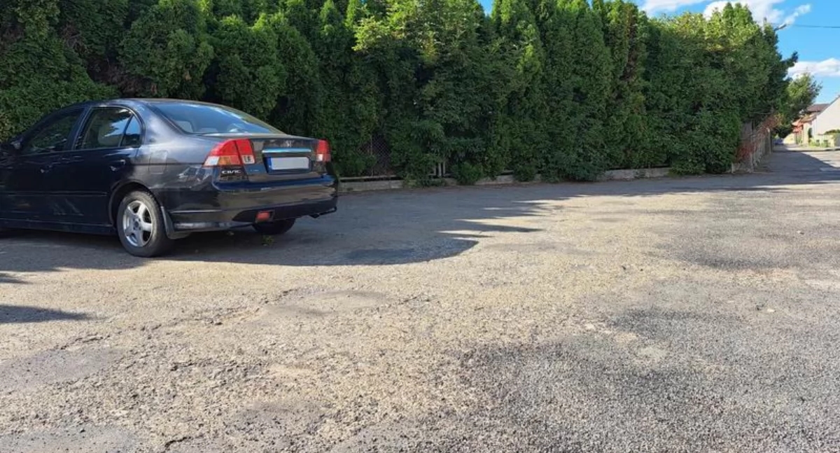 El estacionamiento por fin está arreglado. Los demás siguen esperando su turno.