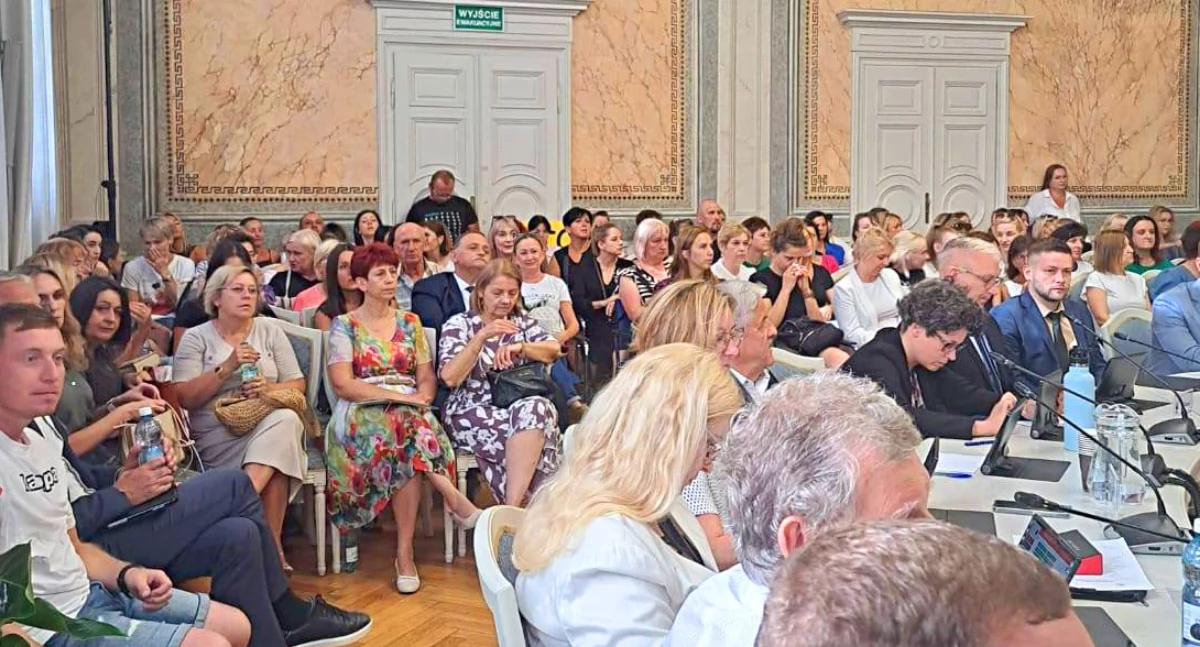Urla e polemiche durante la sessione. Le squadre scuola-asilo sono diventate una realtà.