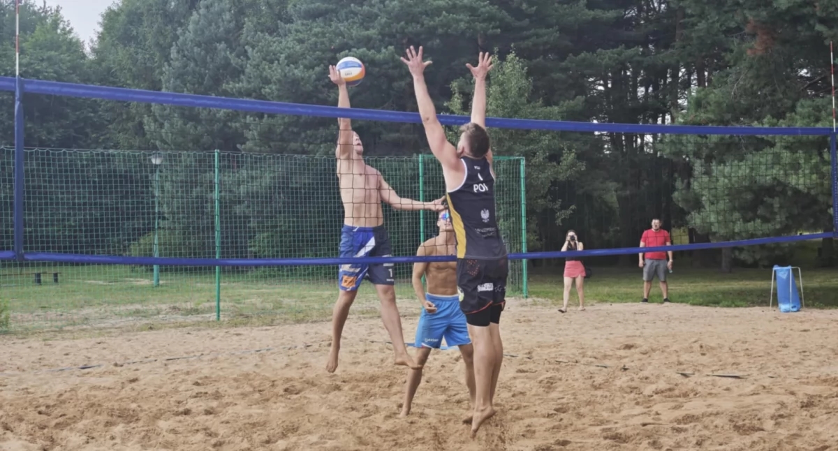 Radawa is het sportieve hart van de regio – de Wiązownica Commune Mayor’s Cup in het mannenbeachvolleybal 2025 [FOTO’S]