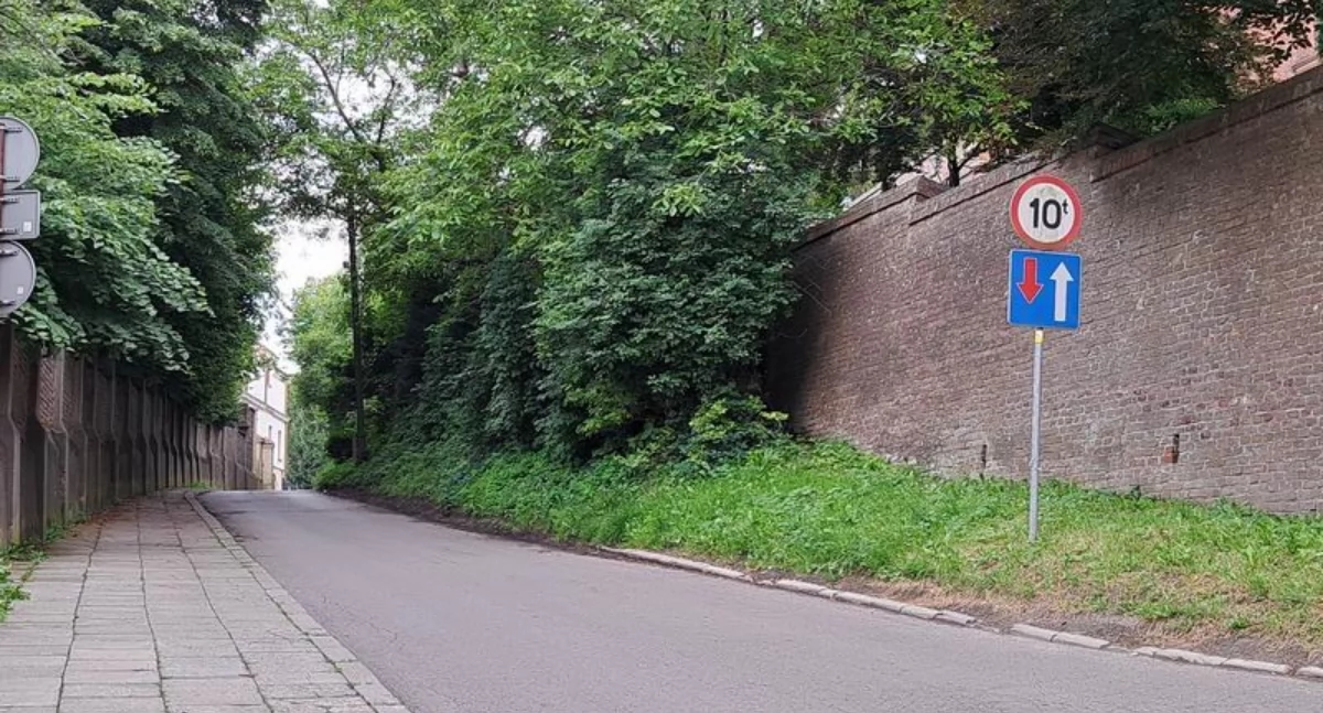 Semafori invece di ristrutturare via Popiełuszki? Ci sarà una soluzione per questo tratto problematico? [FOTO]