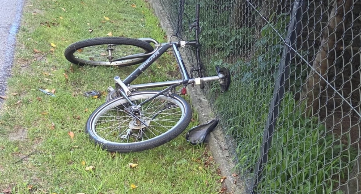 Un motociclista ubriaco ha investito un ciclista